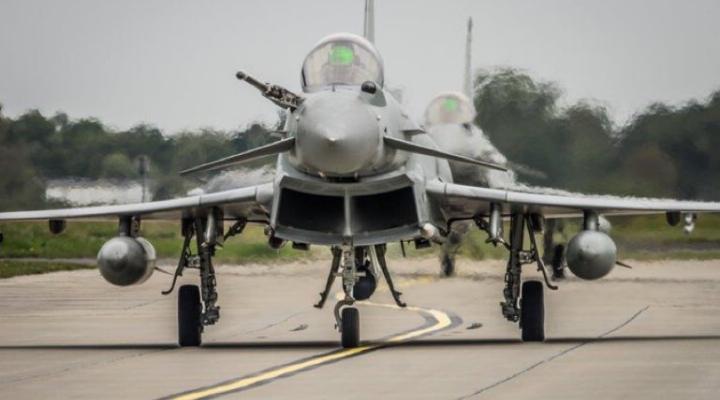 Dwa myśliwce Typhoon Królewskich Sił Powietrznych (fot. Marcin Kurkus, za Mariusz Błaszczak - Twitter)