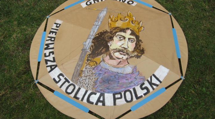 Latawiec w namalowanym popiersiem pierwszego Króla Polski Bolesława Chrobrego (fot. rslap.org)