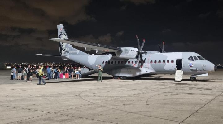 Lotnicy 8. BLTr realizują loty ewakuacyjne samolotem C-295M CASA z Izraela w ramach operacji NEON (fot. 8 Baza Lotnictwa Transportowego)