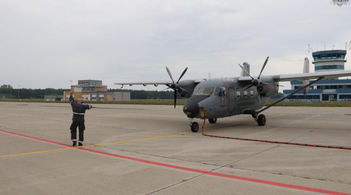 M28B z 43. Bazy Lotnictwa Morskiego - obsługa samolotu - wieża w tle (fot. kmdr ppor. Marcin Braszak)