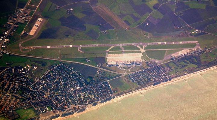 Port Lotniczy w Ostendzie - widok z góry (fot. calflier001, CC BY-SA 2.0, Wikimedia Commons)