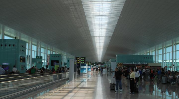 Port lotniczy Barcelona - wnętrze terminala 1 (fot. Gpetrov [1], CC BY-SA 3.0, Wikimedia Commons)