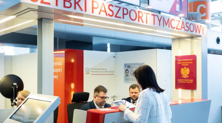 Punkt paszportowy na Lotnisku Chopina w Warszawie (fot. MSWiA)