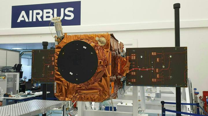 THEOS-2 przygotowywany do lotu w clean roomie Airbusa (fot. Airbus)