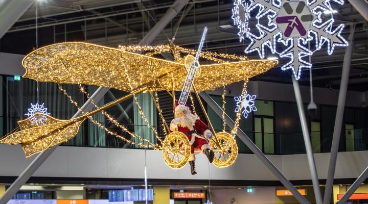 Święty Mikołaj w samolocie w Terminalu Lotniska Chopina (fot. Lotnisko Chopina)