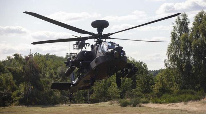 AH-64 nisko nad ziemią - widok z przodu (fot. Grzegorz Czaplicki)