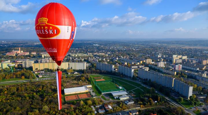 Balon SP-BMR Roleski eXtreme z flagą nad miastem (fot. Mościcki Klub Balonowy)
