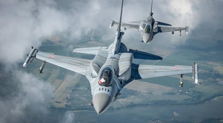 Dwa samoloty F-16 polskich Sił Powietrznych w locie - widok z bliska z przodu (fot. Piotr Łysakowski)