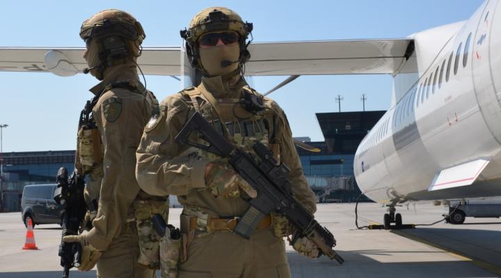 Funkcjonariusze Zespołu Interwencji Specjalnych Straży Granicznej na lotnisku (fot. Karpacki OSG)