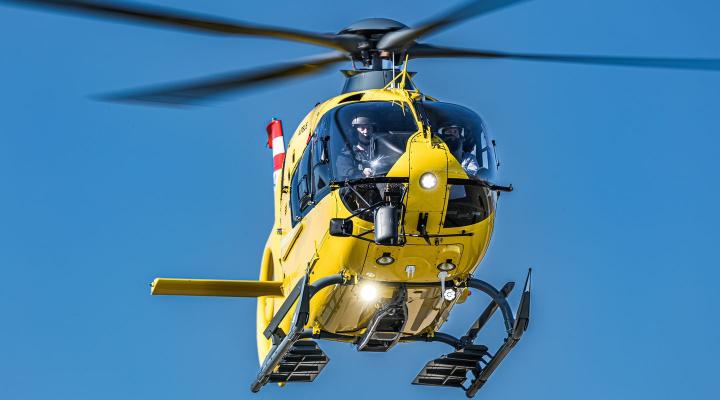 H135 w locie - widok z boku (fot. Airbus Helicopters, Christian Keller)