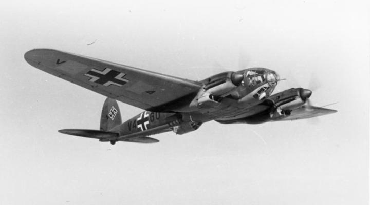 Heinkel He 111 w locie (fot. Bundesarchiv, Bild 101I-385-0587-07, Wanderer, W., CC-BY-SA 3.0, Wikimedia Commons)