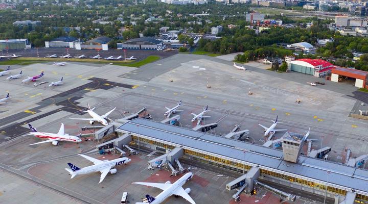 Lotnisko Chopina - samoloty na płycie przy terminalu - widok z góry (fot. Lotnisko Chopina)