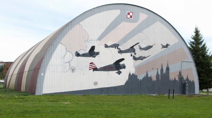 Mural upamiętniający 100-lecie Lotnictwa Polskiego w MLP w Krakowie (fot. Muzeum Lotnictwa Polskiego)