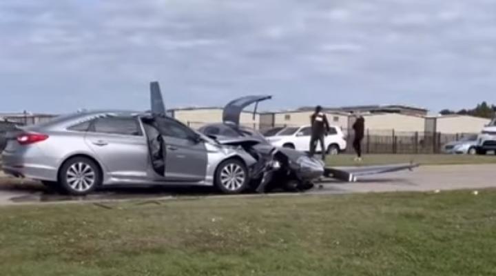 Nieudane lądowanie samolotu i zderzenie z samochodem w Teksasie, fot. kwtx