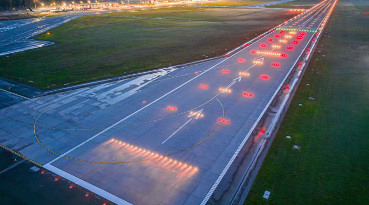 Pas startowy Portu Lotniczego Katowice o zmierzchu - terminal w tle (fot. Piotr Adamczyk)