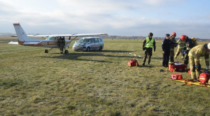Służby ratunkowe podczas ćwiczeń na lotnisku w Piastowie pod Radomiem (fot. Antoni Sokołowski)