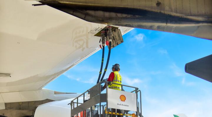 Tankowanie samolotu linii Emirates przy użyciu zrównoważonego paliwa lotniczego (SAF) dostarczanego przez Shell Aviation (fot. Emirates)
