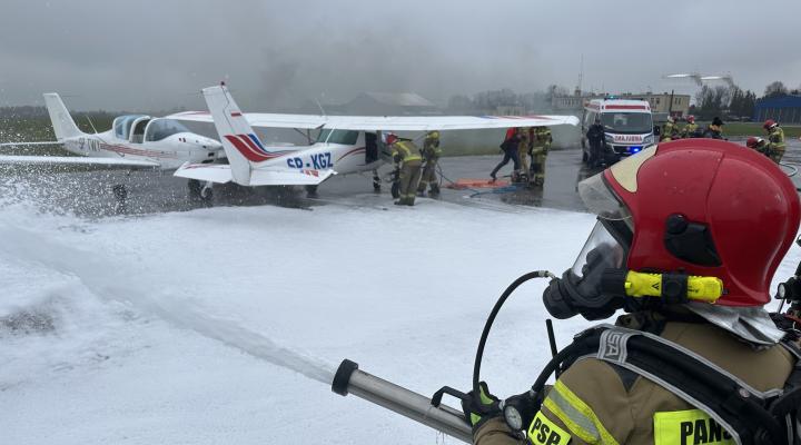 Wypadek na EPPT - ćwiczenia służb ratunkowych (fot. Aeroklub Ziemi Piotrkowskiej)