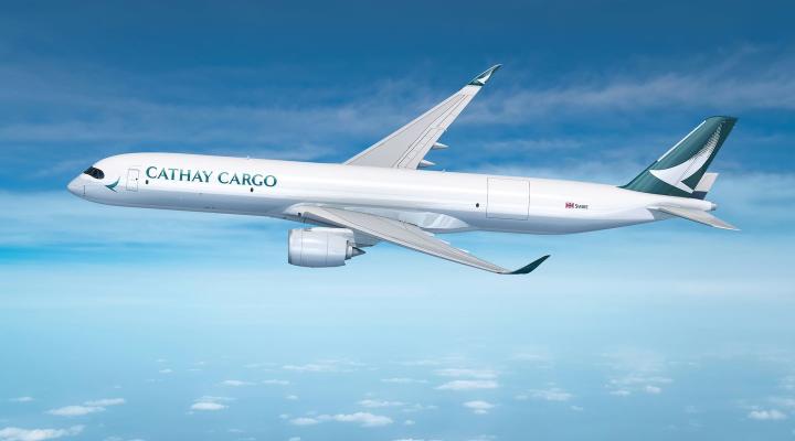 A350F cargo w barwach linii Cathay w locie (fot. Airbus)