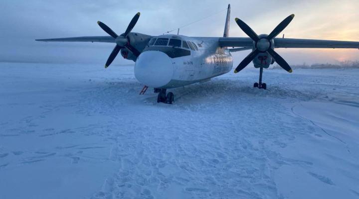 An-24 Polar Airlines po lądowaniu na zamarźniętej rzece, fot. Reuters