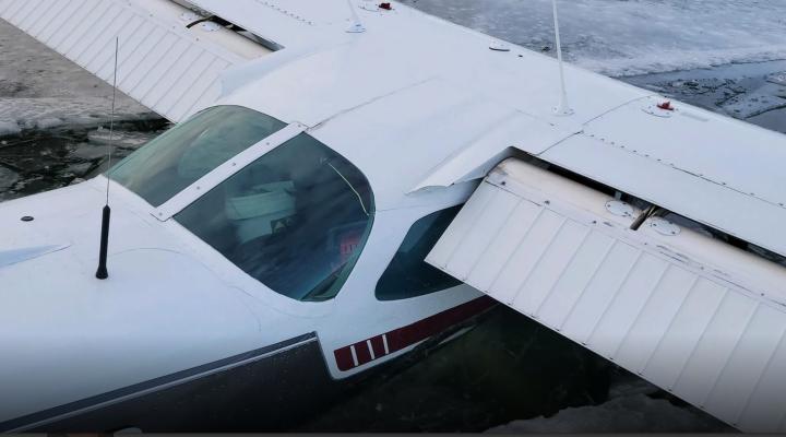 Cessna 172 po wpadnięciu pod lód na jeziorze, fot. avweb