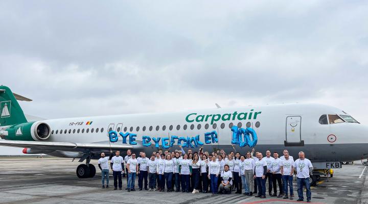 Fokker F100 linii Carpatair na lotnisku - pożegnanie (fot. Carpatair, Facebook)