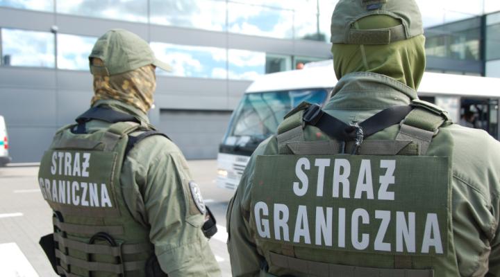 Funkcjonariusze zespołu Interwencji Specjalnych Straży Granicznej na płycie gdańskiego lotniska (fot. Morski OSG)