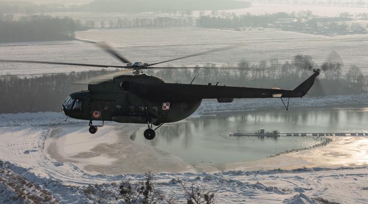 Mi-8 w locie zimą (fot. Sławomir Bartosik Lotnicza Agencja Fotograficzna)