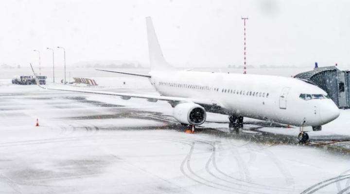 Niekorzystne warunki atmosferyczne na lotnisku, fot. Euronews
