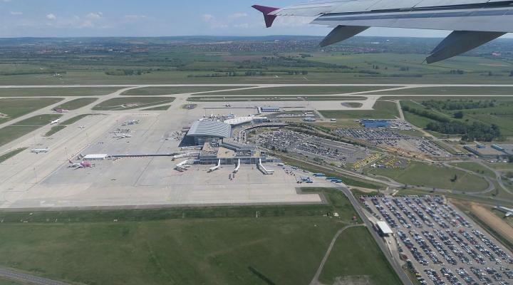 Port lotniczy Budapeszt im. Ferenca Liszta - widok z samolotu (fot. SBL1980, CC BY-SA 3.0 DE, Wikimedia Commons)
