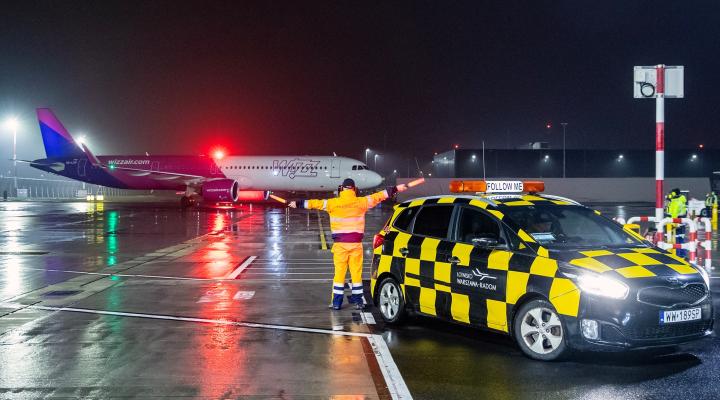Samolot linii Wizz Air kołuje na lotnisku w Radomiu (fot. Polskie Porty Lotnicze)