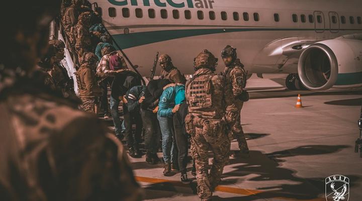 Terroryści na pokładzie samolotu. Wspólny trening służb w Pyrzowicach (fot. arch. JW AGAT)
