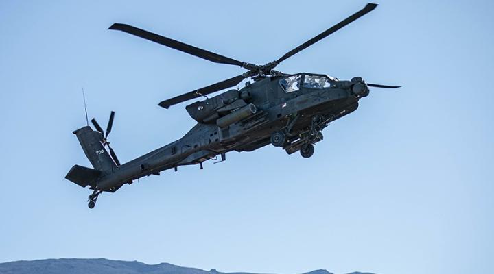 AH-64 Apache w locie (fot. Sgt. Sarah Sangster, US Army)