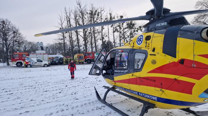 EC135 Lotniczego Pogotowia Ratunkowego na polu zimą przejmie poszkodowanego (fot. Ratownik15, Lotnicze Pogotowie Ratunkowe)