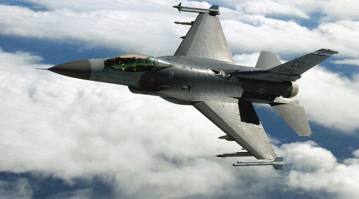 F-16 należący do USAF w locie (fot. SMSGT JOHN P. ROHRER, USAF, Domena publiczna, Wikimedia Commons)