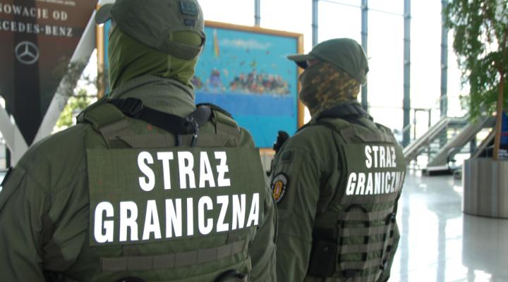 Funkcjonariusze z Zespołu Interwencji Specjalnych w gdańskim porcie lotniczym (fot. Morski OSG)