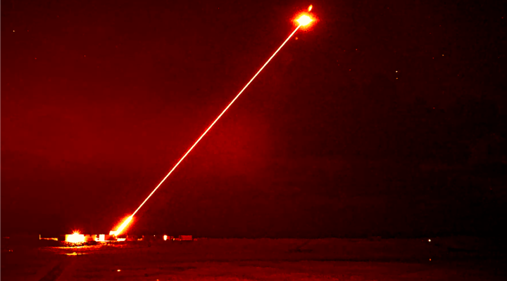 Laser DragonFire strzela do celów powietrznych na poligonie w Wielkiej Brytanii (fot. dzięki uprzejmości Qinetiq, MBDA)