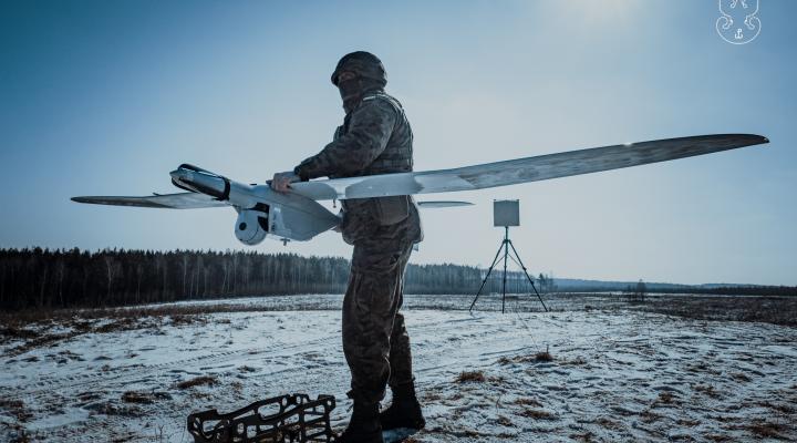 Pilot WOT podczas startu FlyEye zimą (fot. WOT)