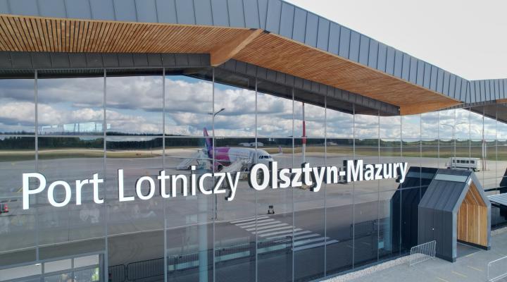 Port Lotniczy Olsztyn-Mazury - terminal z bliska i odbicie samolotu w szybie (fot. Port Lotniczy Olsztyn-Mazury)