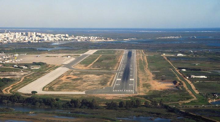 Port lotniczy Faro - widok od strony Oceanu Atlantyckiego (fot. Pedro Aragão, CC BY-SA 3.0 GFDL, Wikimedia Commons)