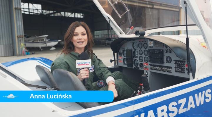 Anna Lucińska w samolocie przed hangarem (fot. cumulusy.pl)