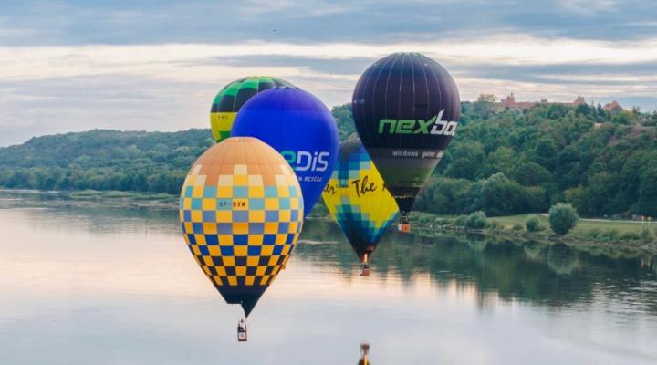 Balony w locie nad wodą (fot. Komisja Balonowa Aeroklubu Polskiego)