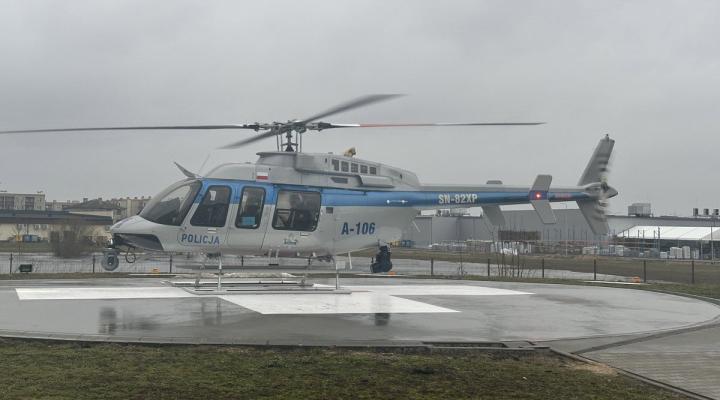 Bell-407 GXi należący do Policji na lądowisku (fot. policja.pl)