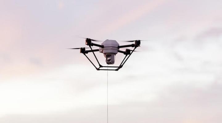 Elistair Khronos - pudełkowy dron na uwięzi w locie (fot. Dilectro)