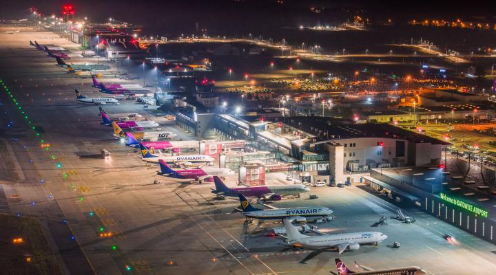Port Lotniczy Katowice - widok z góry na płytę postojową i terminal w nocy (fot. Piotr Adamczyk)