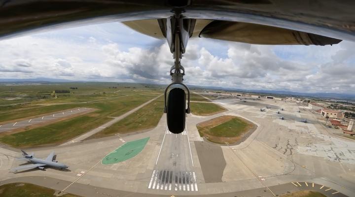 Samolot - widok na pas startowy zza przedniej goleni (fot. Reliable Robotics)