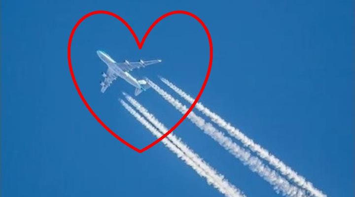 Samolot na niebie - smugi kondensacyjne - Walentynki (fot. travelandleisure.com)