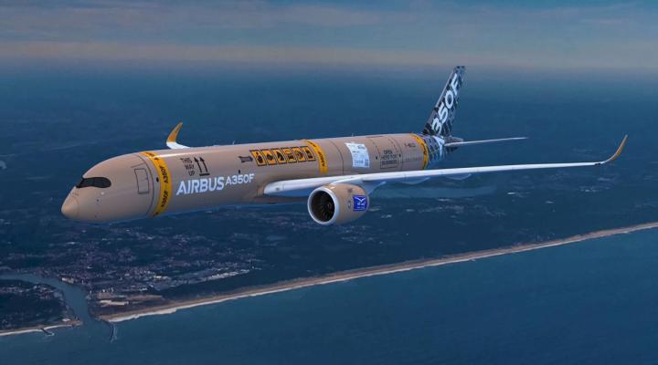 A350F w malowaniu paczkowym w locie (fot. Airbus)