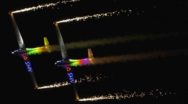Airborne Pyrotechnics - nocny pokaz (fot. airbornepyrotechnics.co.uk)