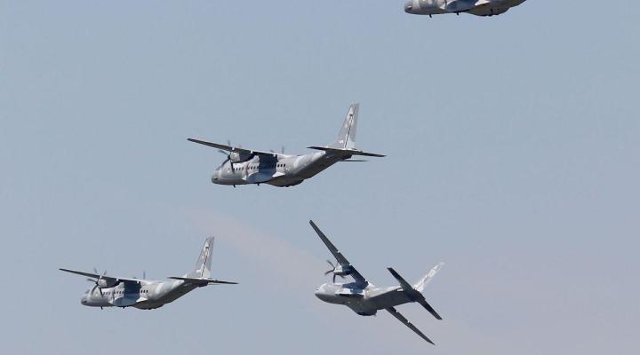 Cztery samoloty CASA C-295 w locie (fot. 8.BLTr)